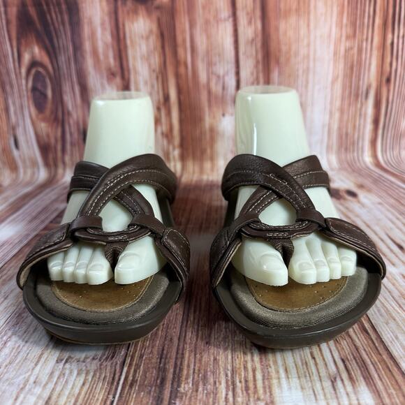 Clarks Sandals Sz 9 Bronze Leather Open Toe Slides Flip Flops Thong Flats Shoes - Picture 2 of 11